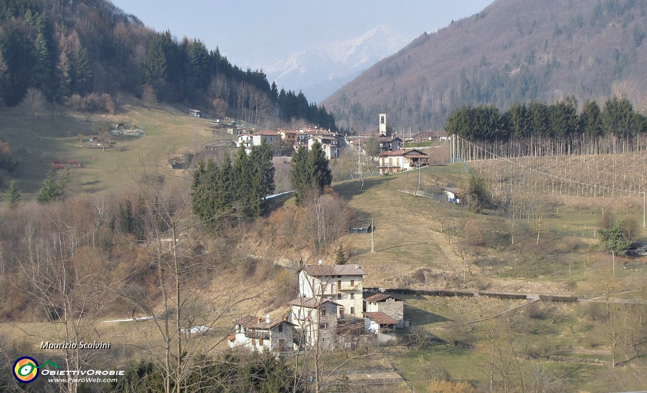 61 Uno sguardo a Grumo e alla sottostante Zappello....JPG